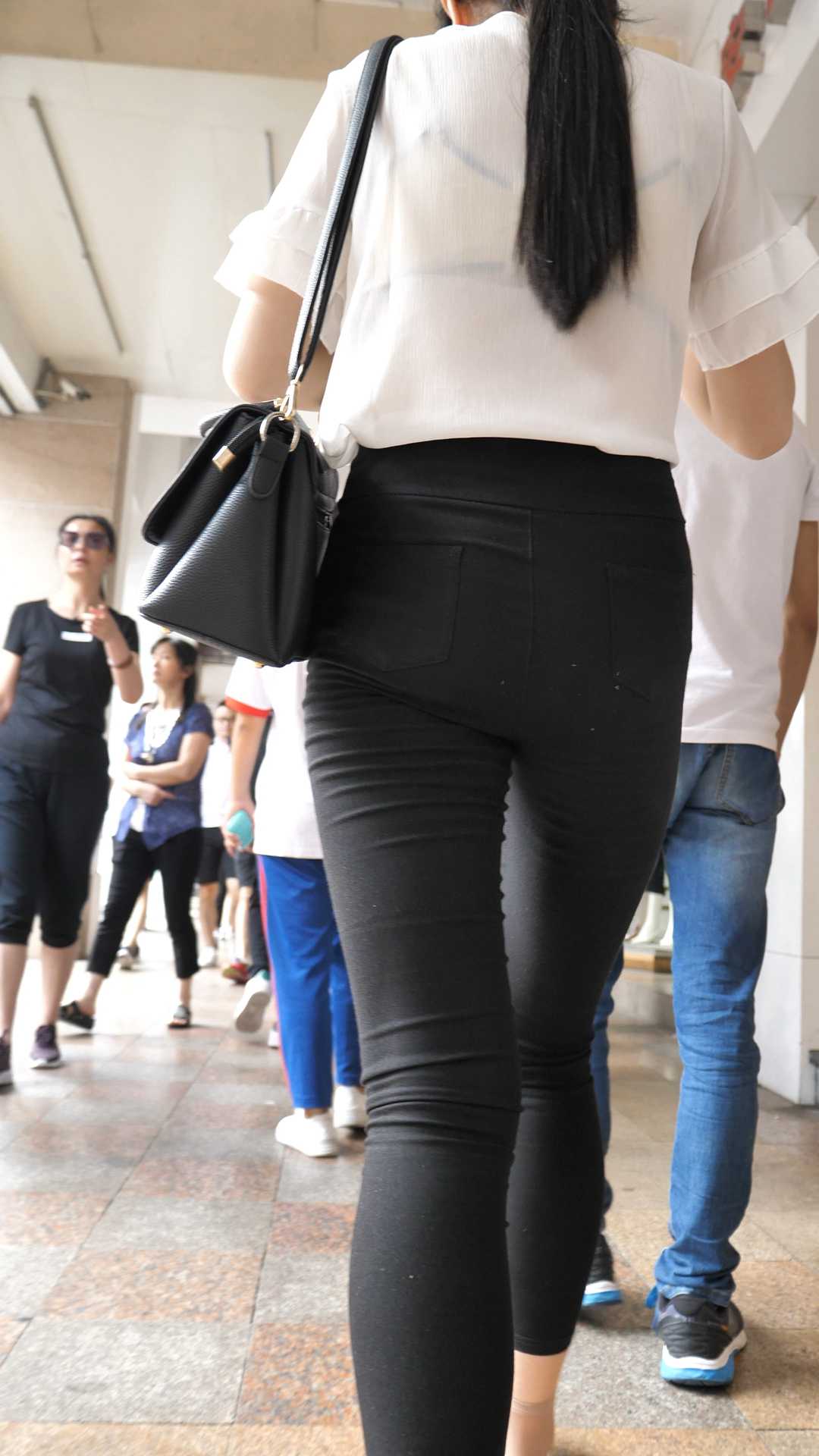 （图）高挑打底裤饱满肥臀大学妹