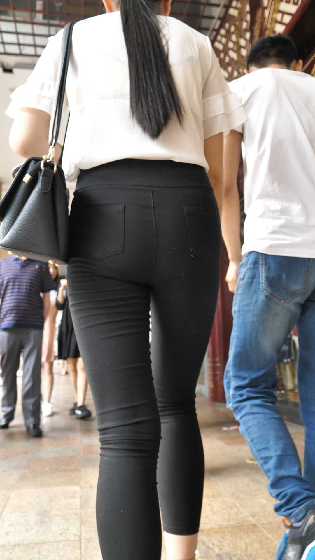 （图）高挑打底裤饱满肥臀大学妹