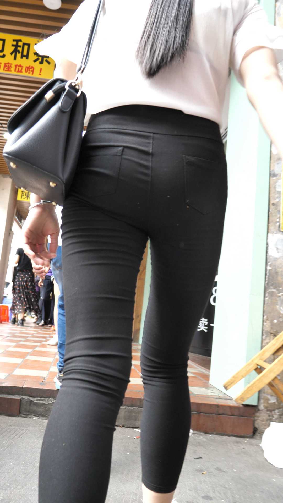 （图）高挑打底裤饱满肥臀大学妹