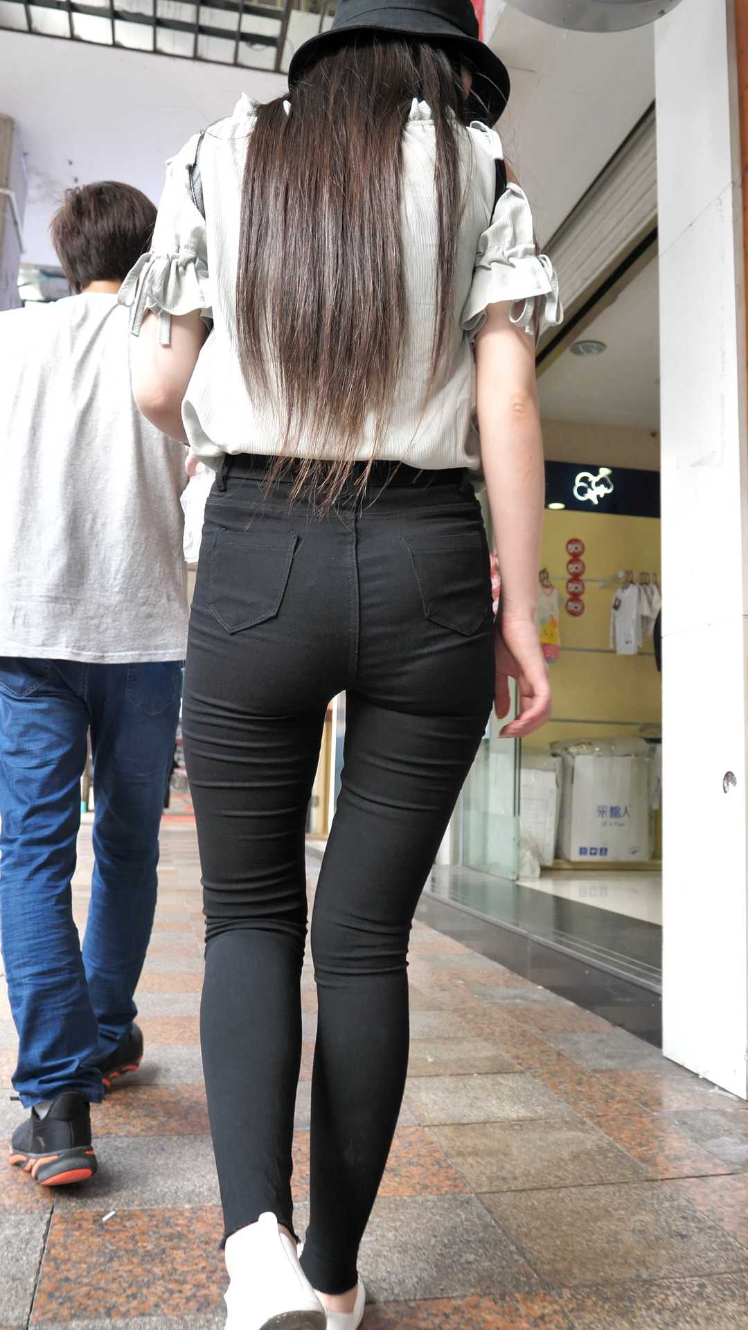 （图）牛仔勒沟长发大翘臀大美女你行你来