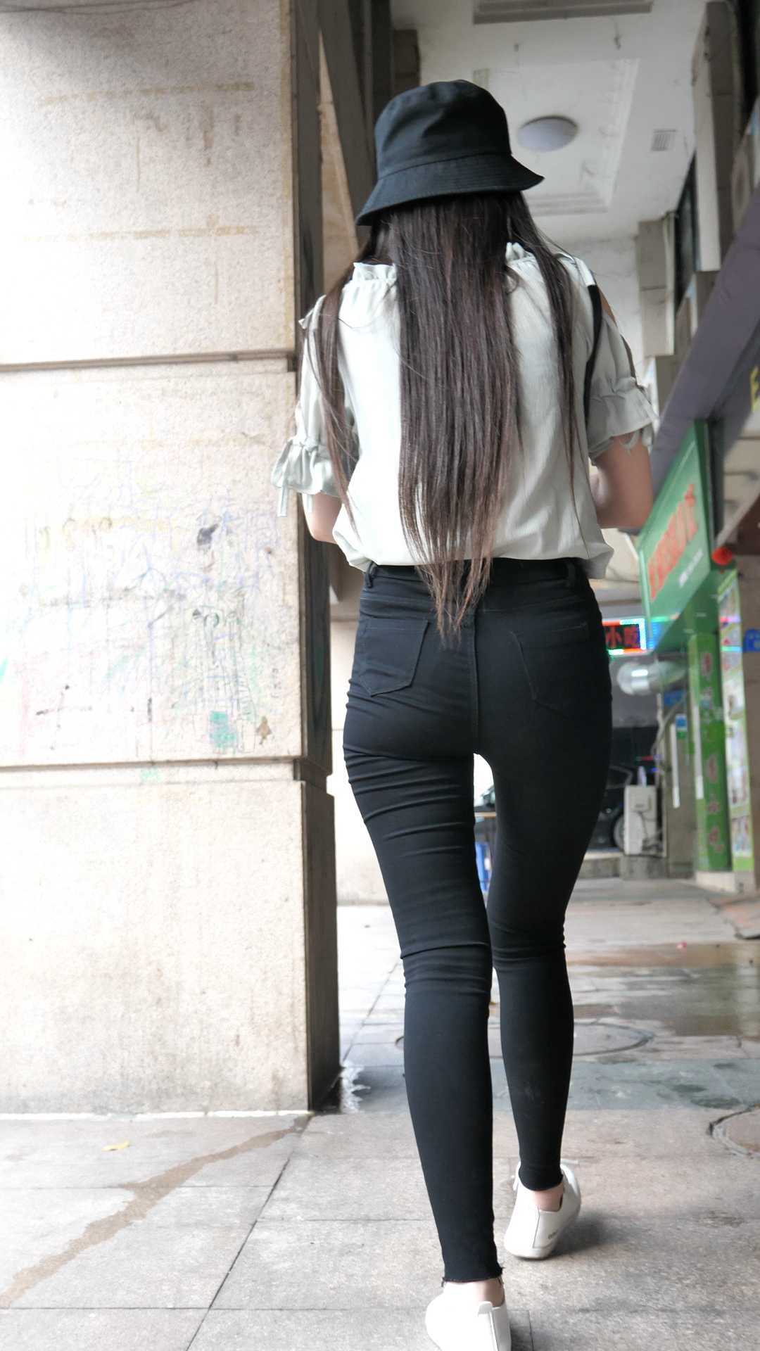 （图）牛仔勒沟长发大翘臀大美女你行你来