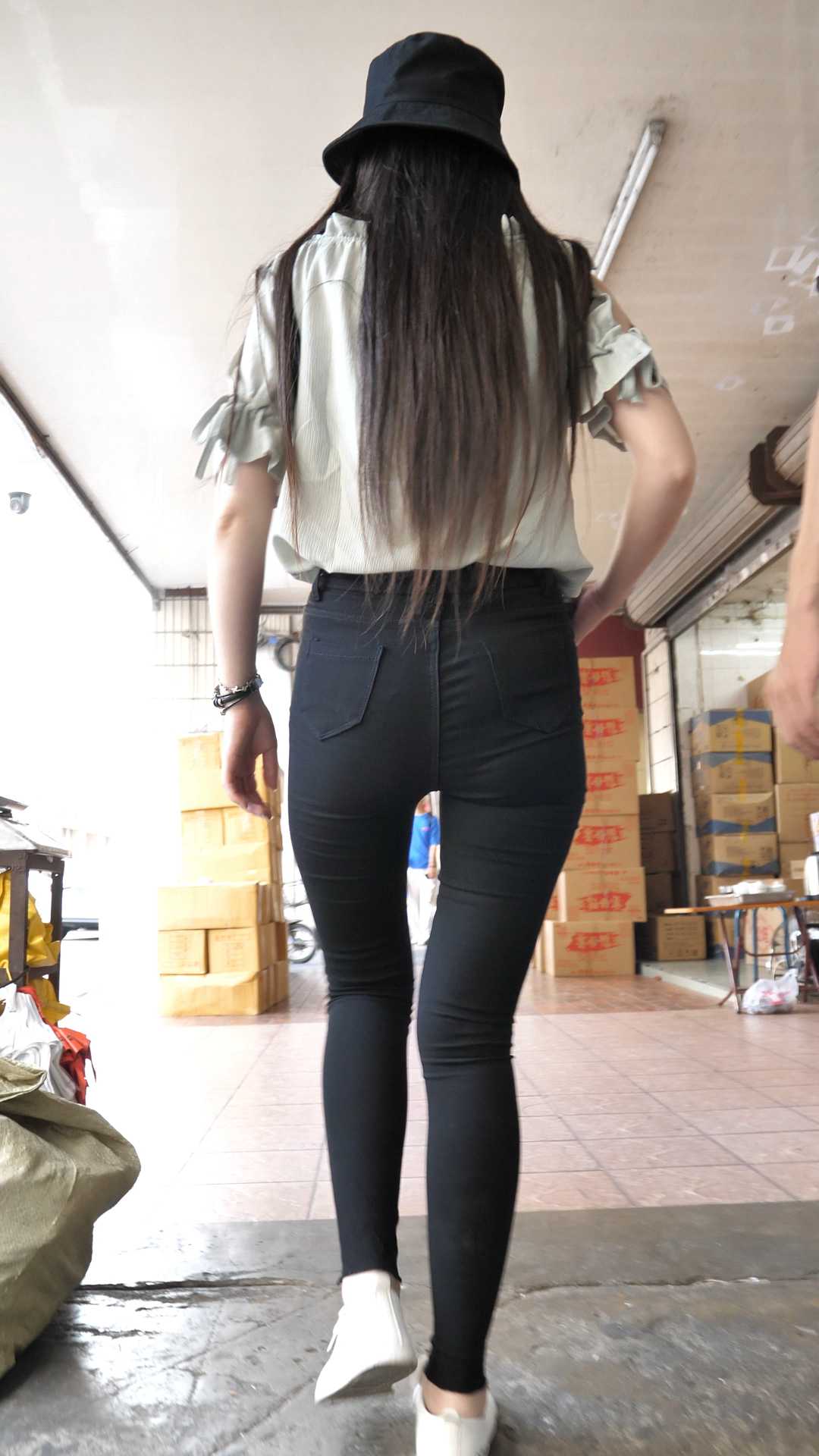 （图）牛仔勒沟长发大翘臀大美女你行你来