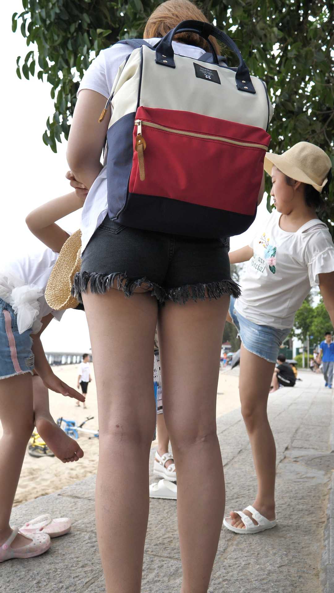 （图）性感牛仔短裤露半个PP少妇