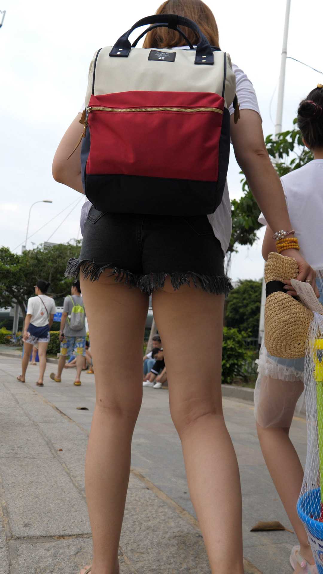 （图）性感牛仔短裤露半个PP少妇