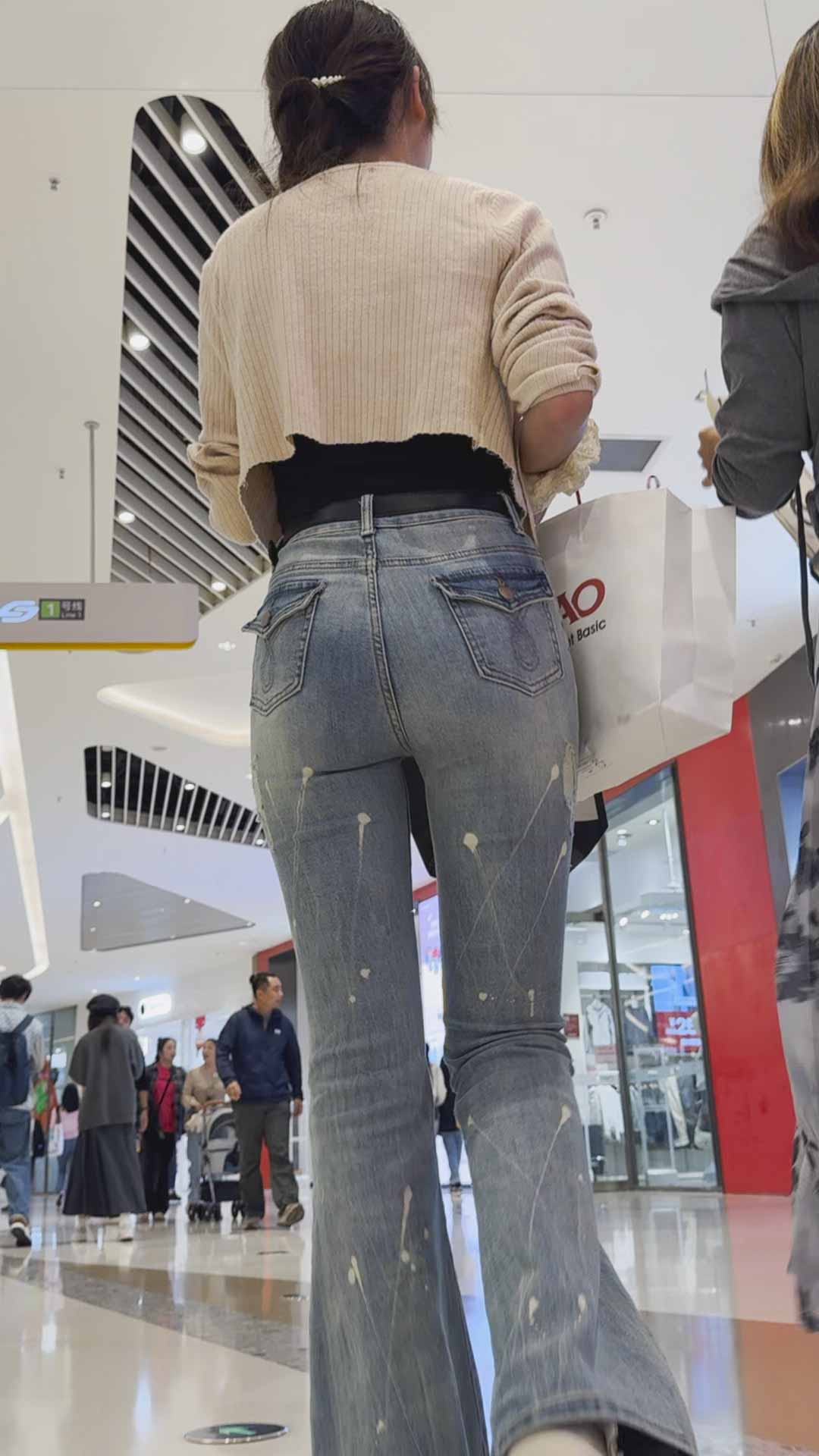 牛仔透内痕后X型美女小姐姐