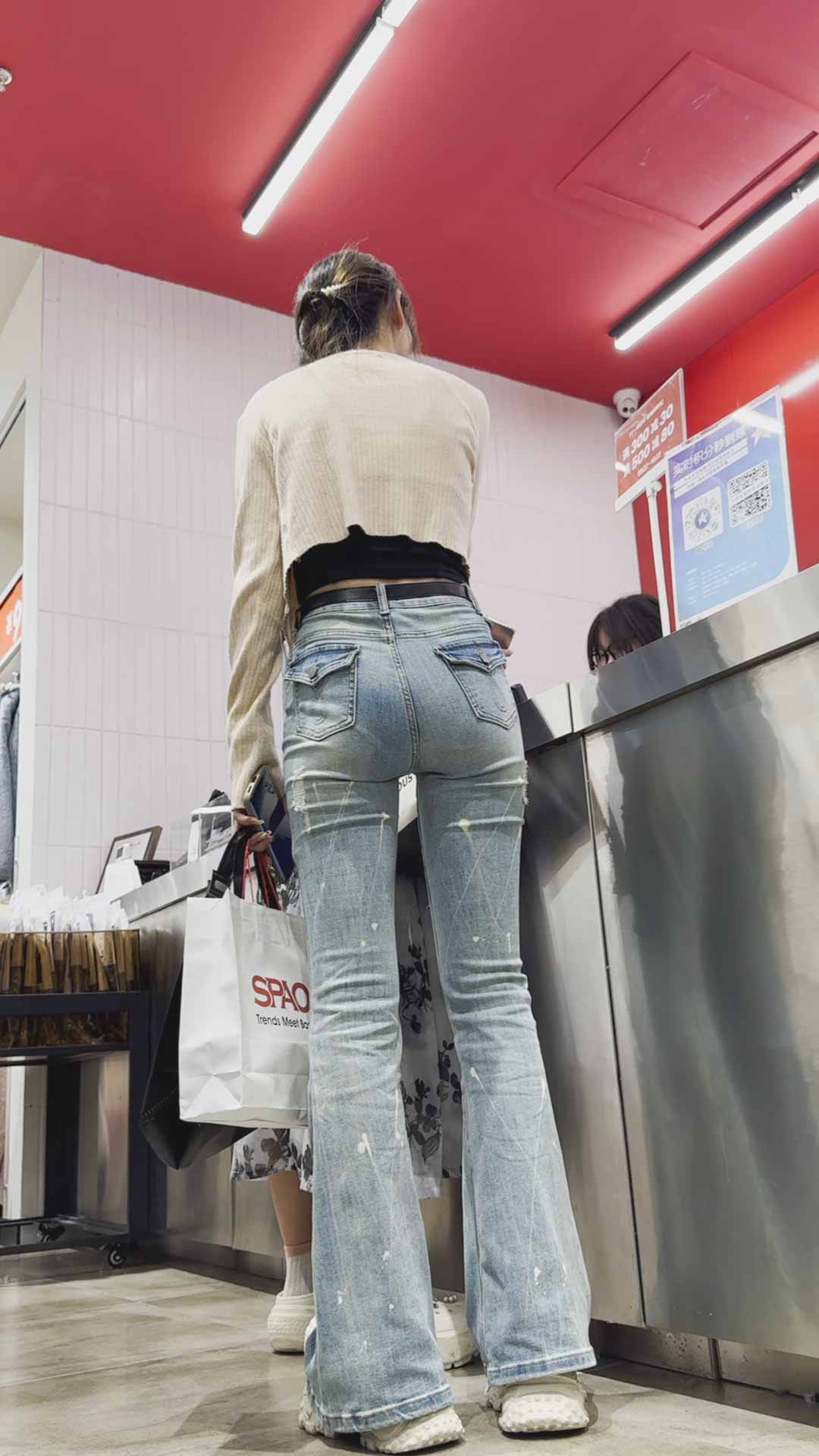 牛仔透内痕后X型美女小姐姐