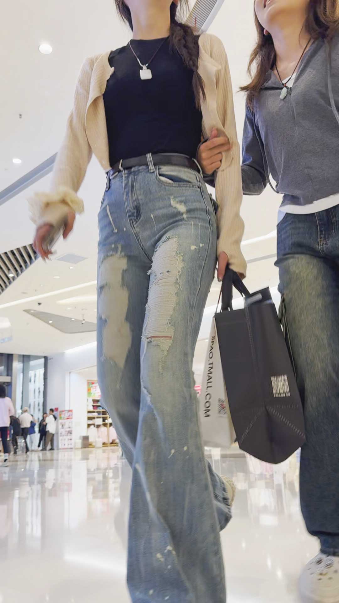 牛仔透内痕后X型美女小姐姐