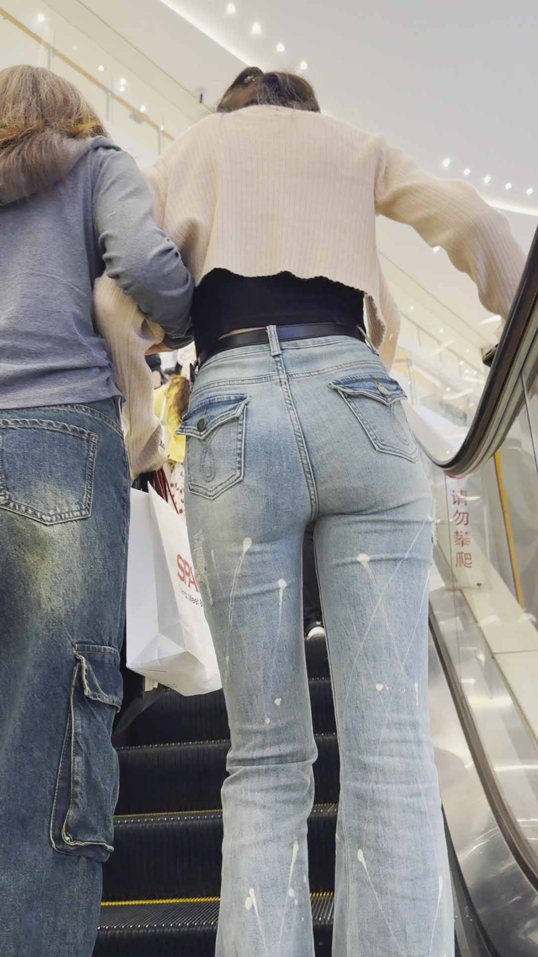 牛仔透内痕后X型美女小姐姐