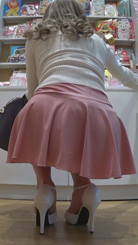 粉色超短裙白衣极品美女[1.39G/MP4]