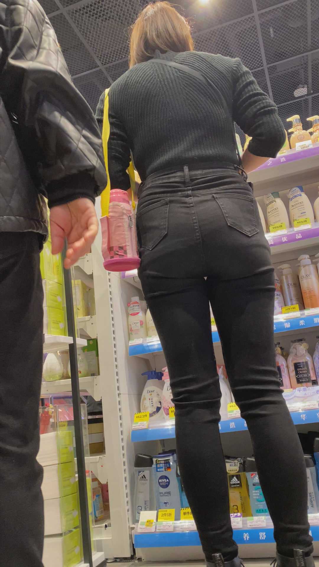 （图）长腿黑牛翘臀美女后入等你