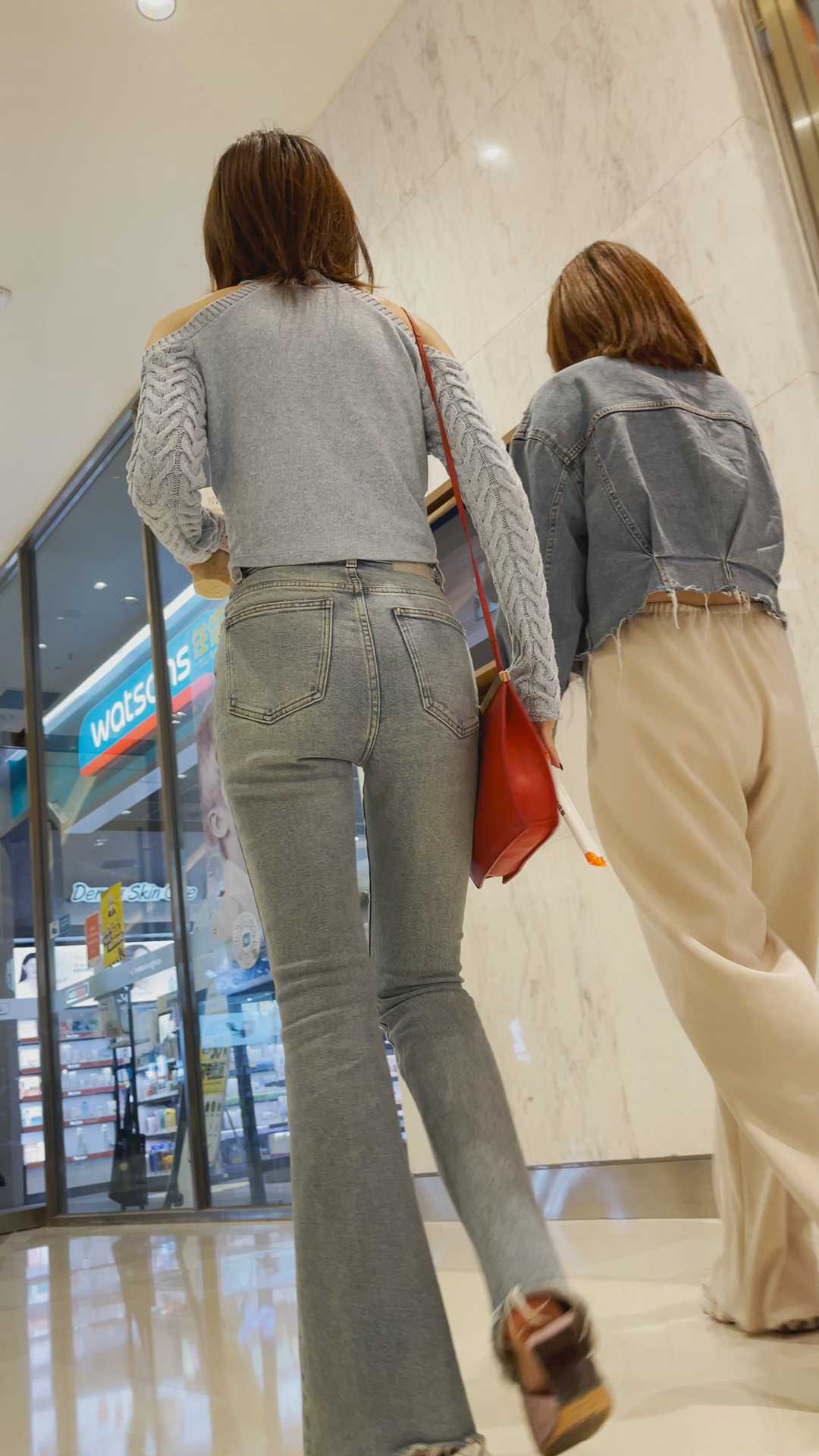 (图)性感紧牛喇叭裤金三角小姐姐