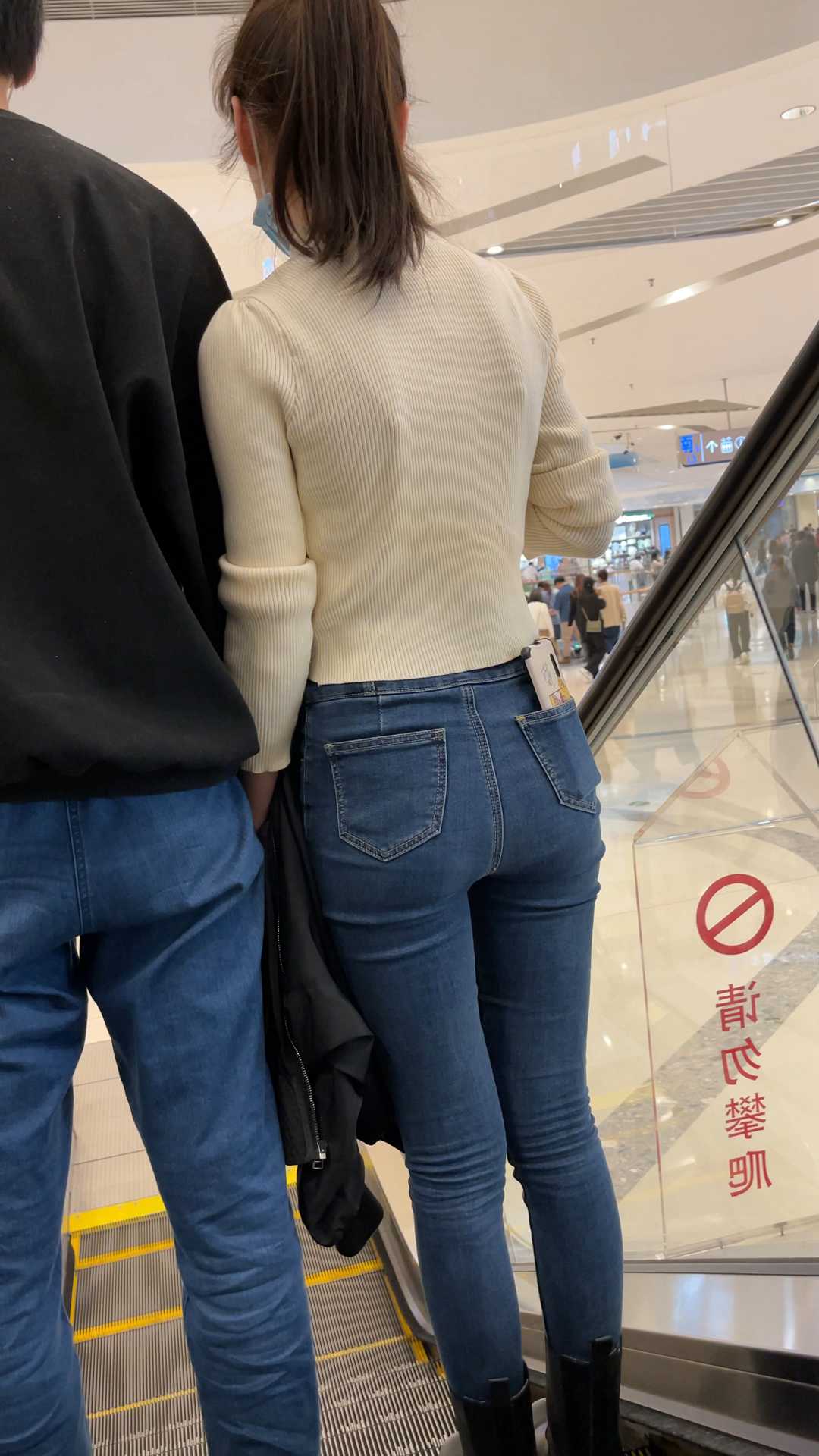 （图）极品牛仔紧翘臀长发美女小姐姐