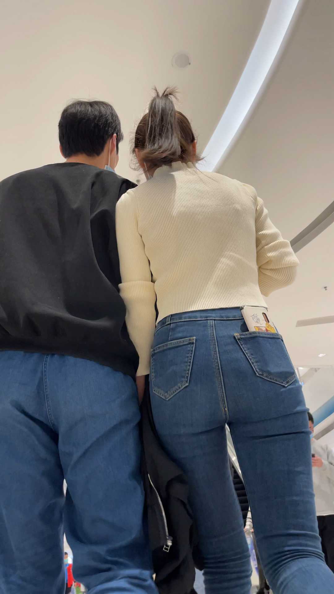 （图）极品牛仔紧翘臀长发美女小姐姐