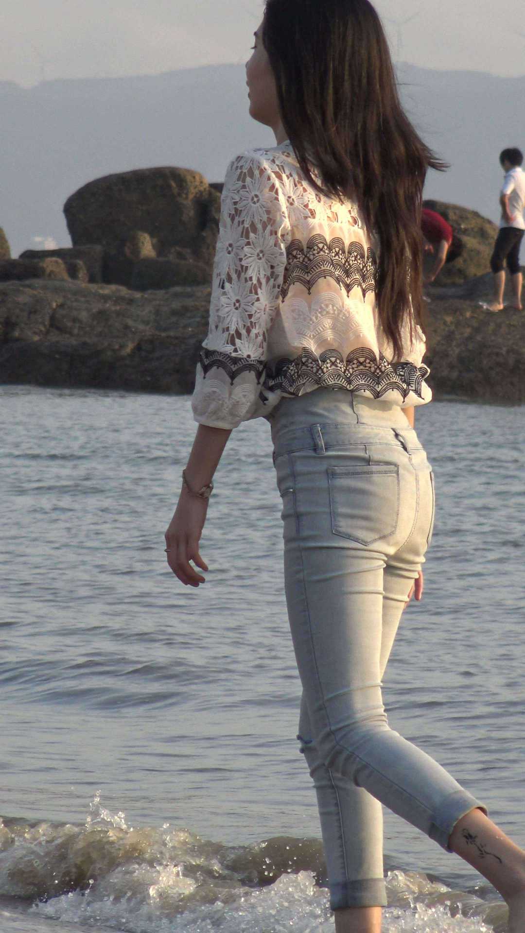 （图）超极品紧身牛仔大学妹好身材