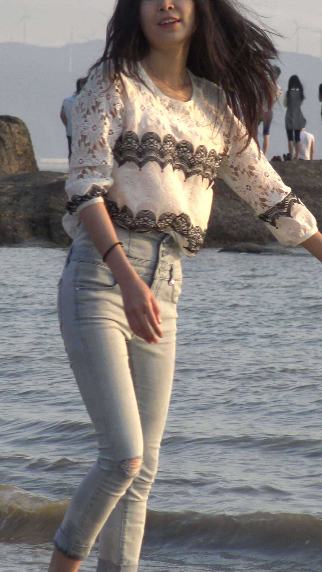 （图）超极品紧身牛仔大学妹好身材