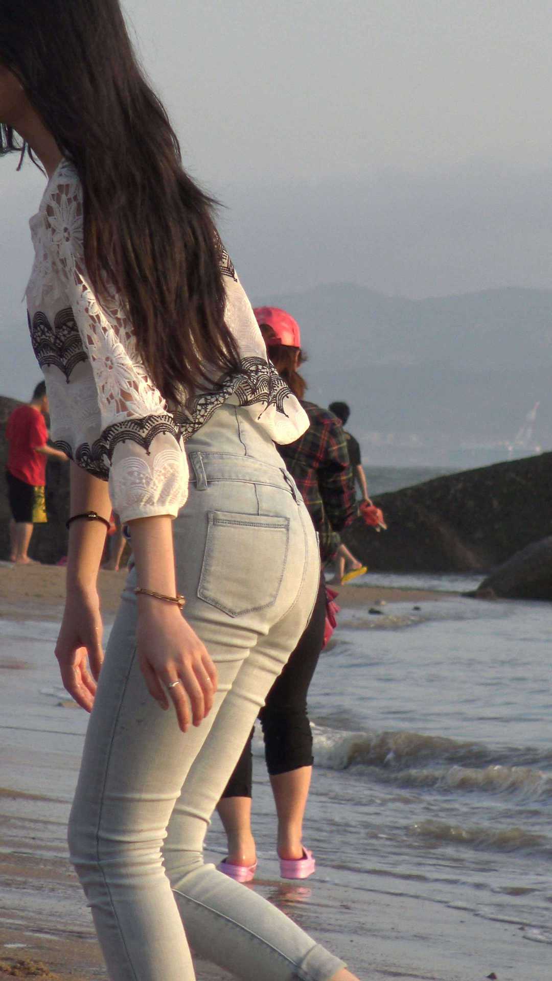 （图）超极品紧身牛仔大学妹好身材