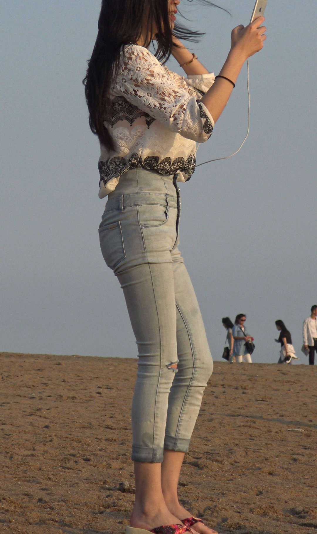 （图）超极品紧身牛仔大学妹好身材