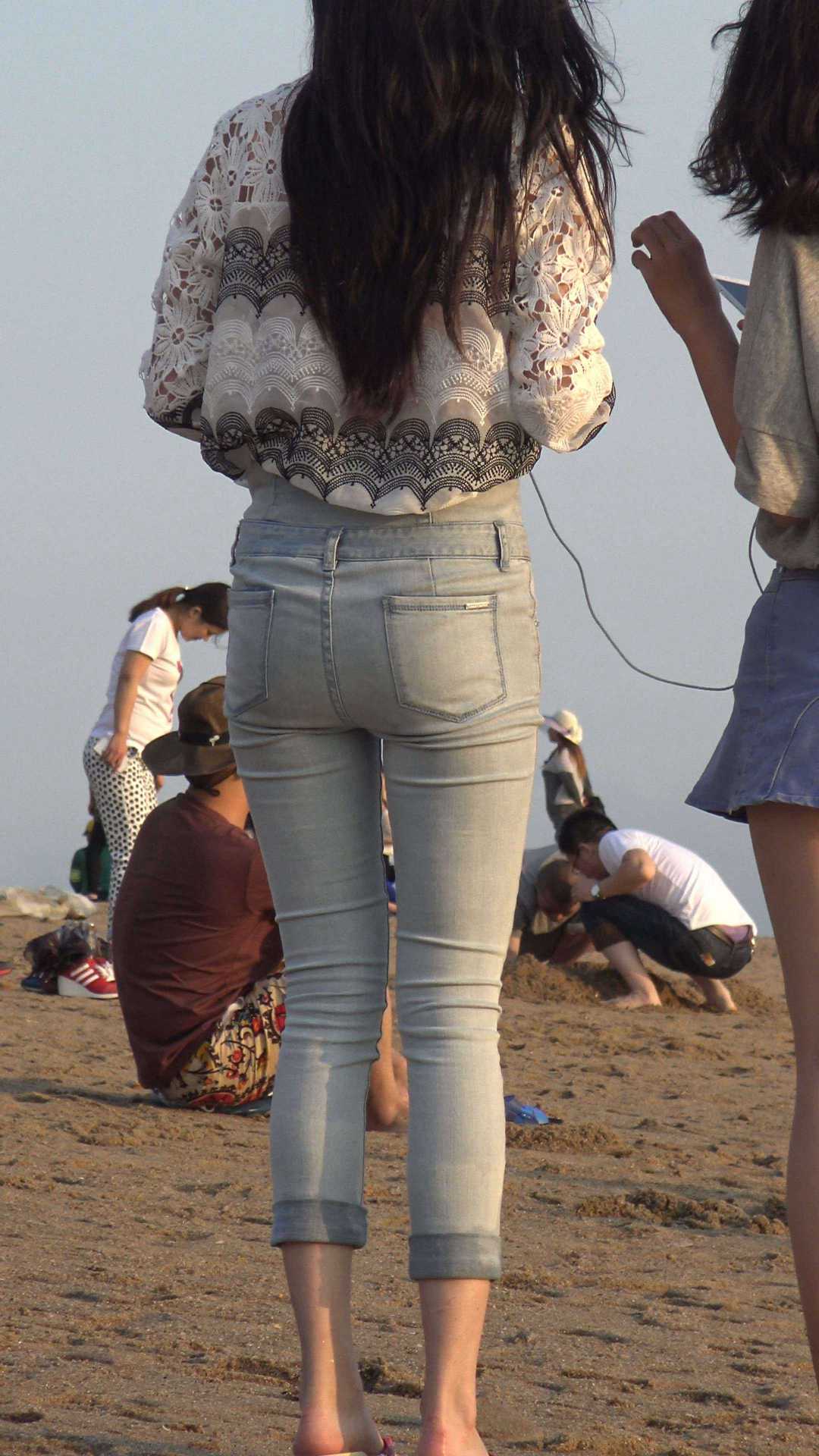 （图）超极品紧身牛仔大学妹好身材