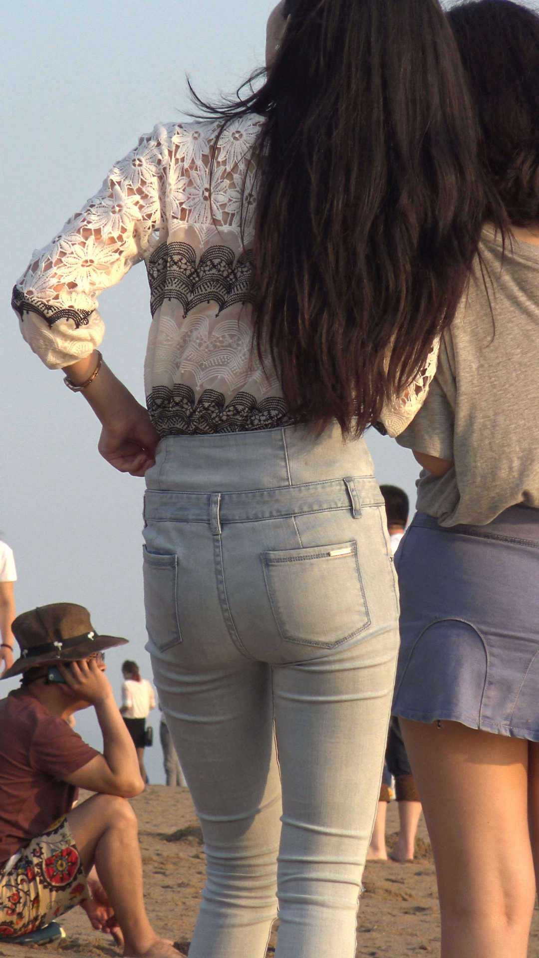 （图）超极品紧身牛仔大学妹好身材