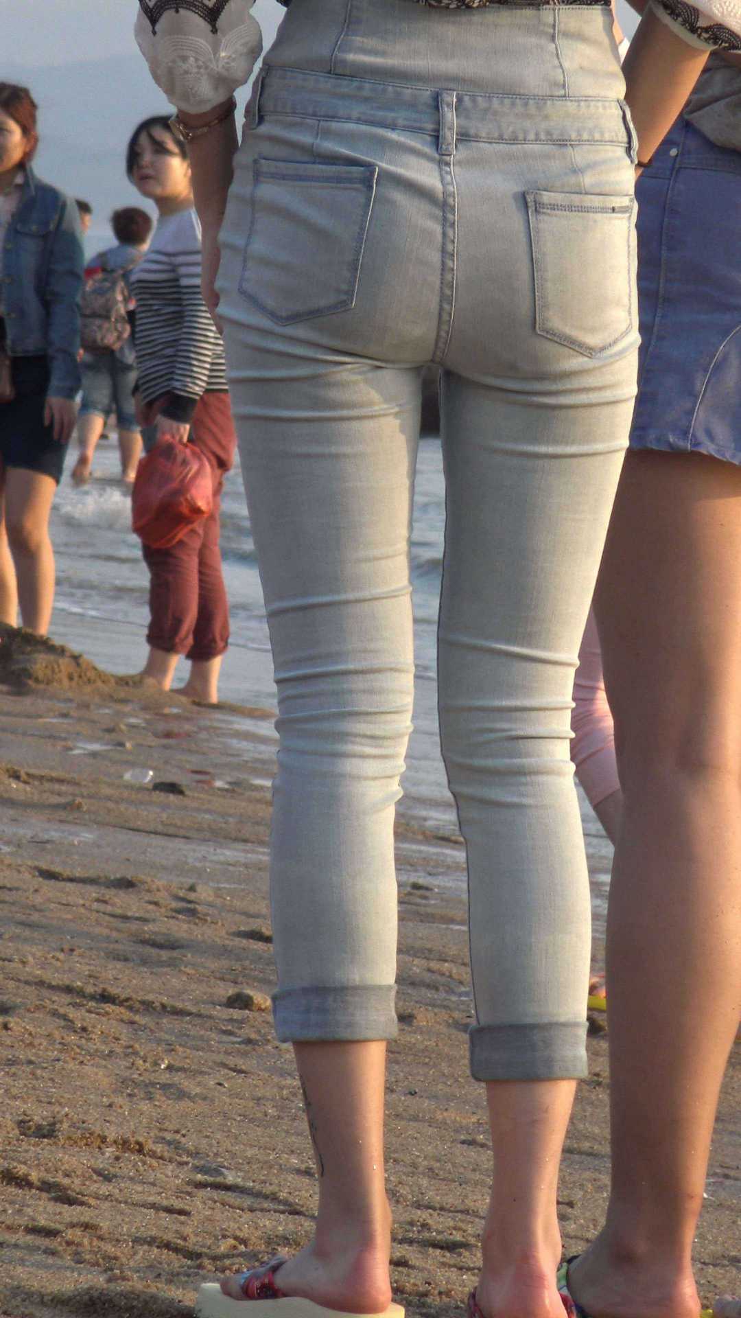 （图）超极品紧身牛仔大学妹好身材