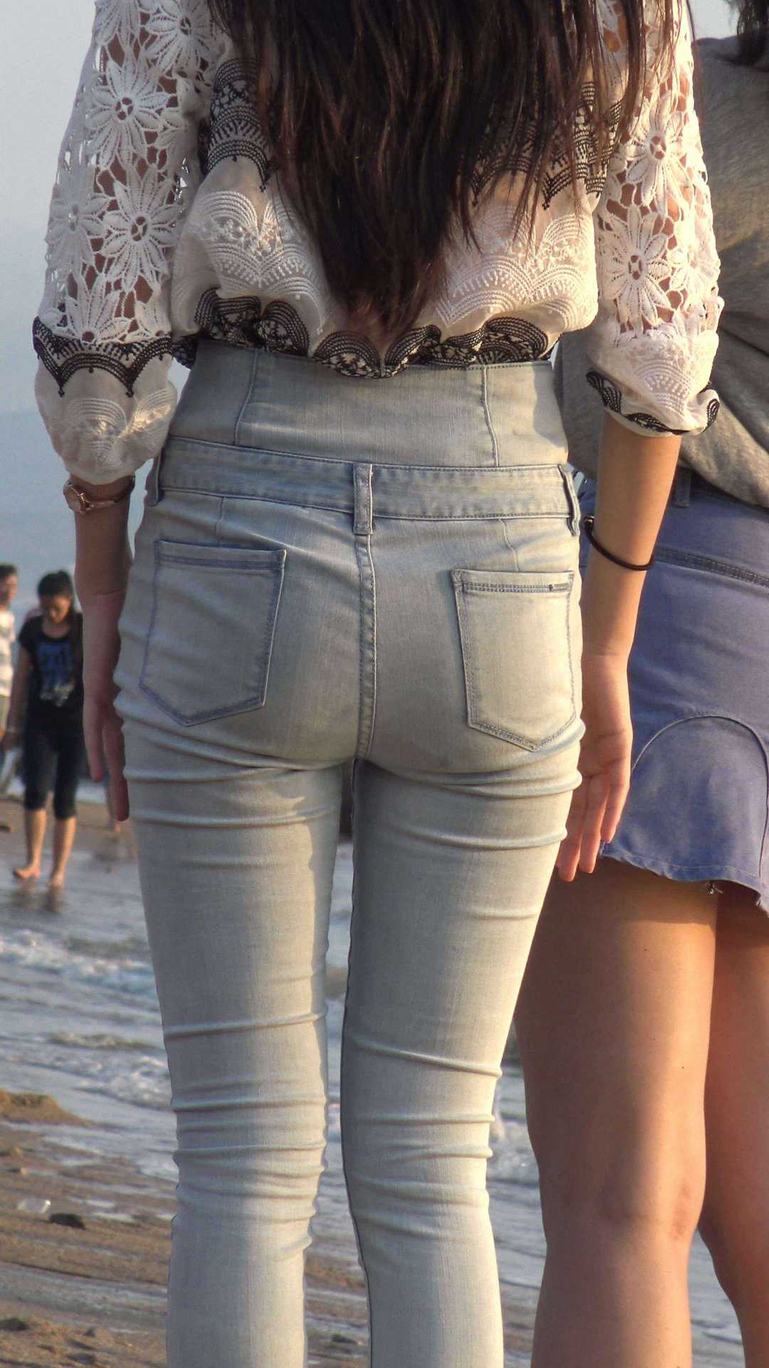 （图）超极品紧身牛仔大学妹好身材