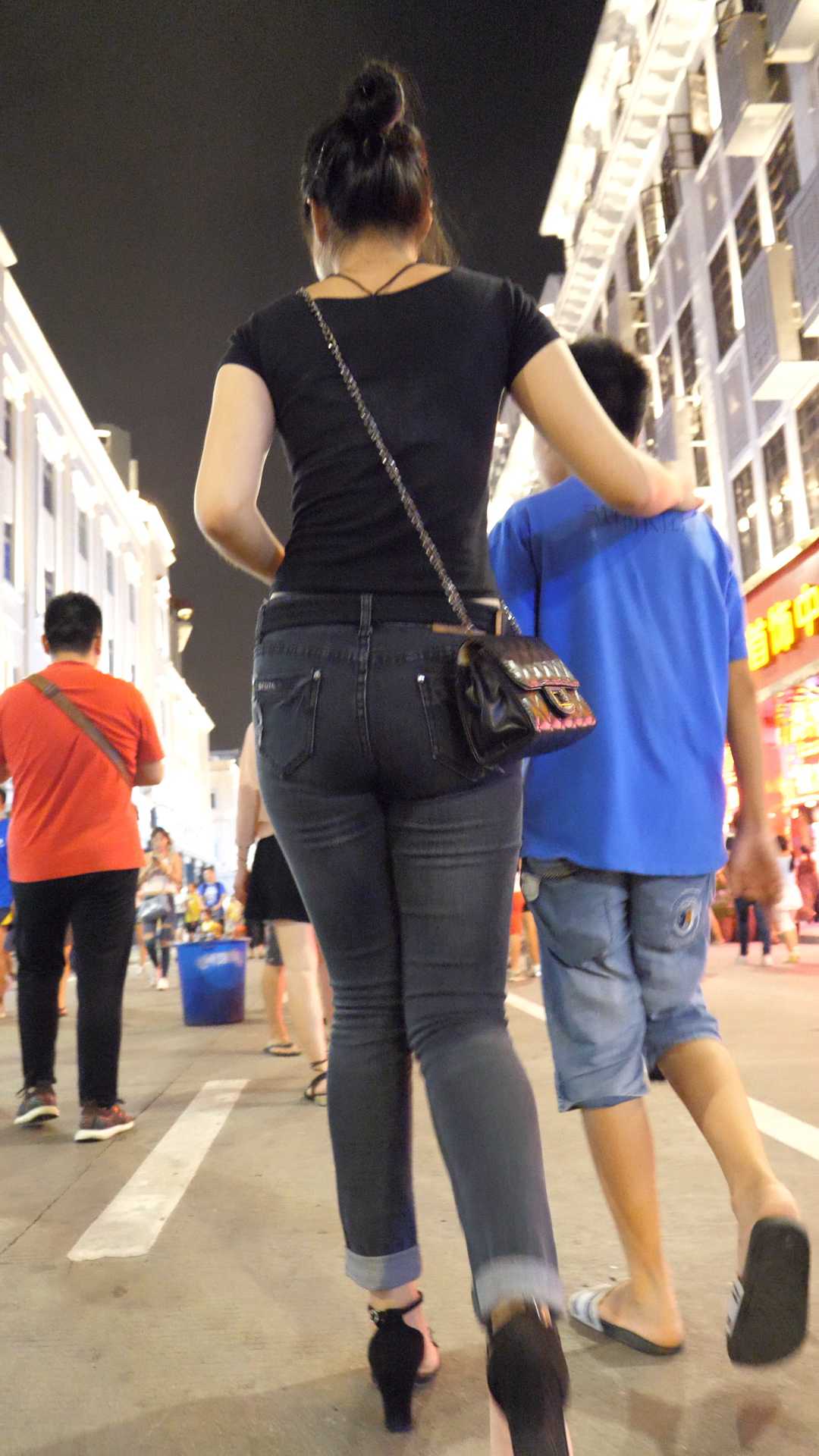 （图）高跟黑牛仔肥臀美女超会扭