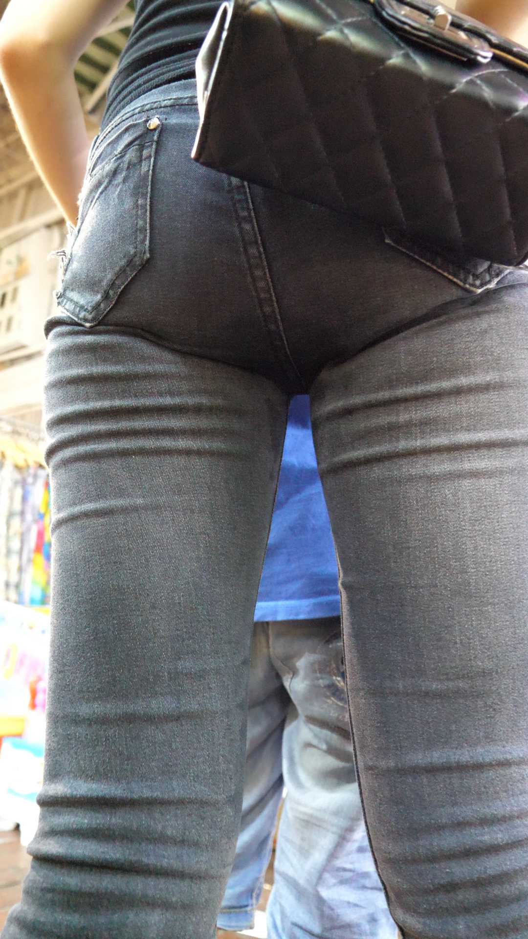 （图）高跟黑牛仔肥臀美女超会扭