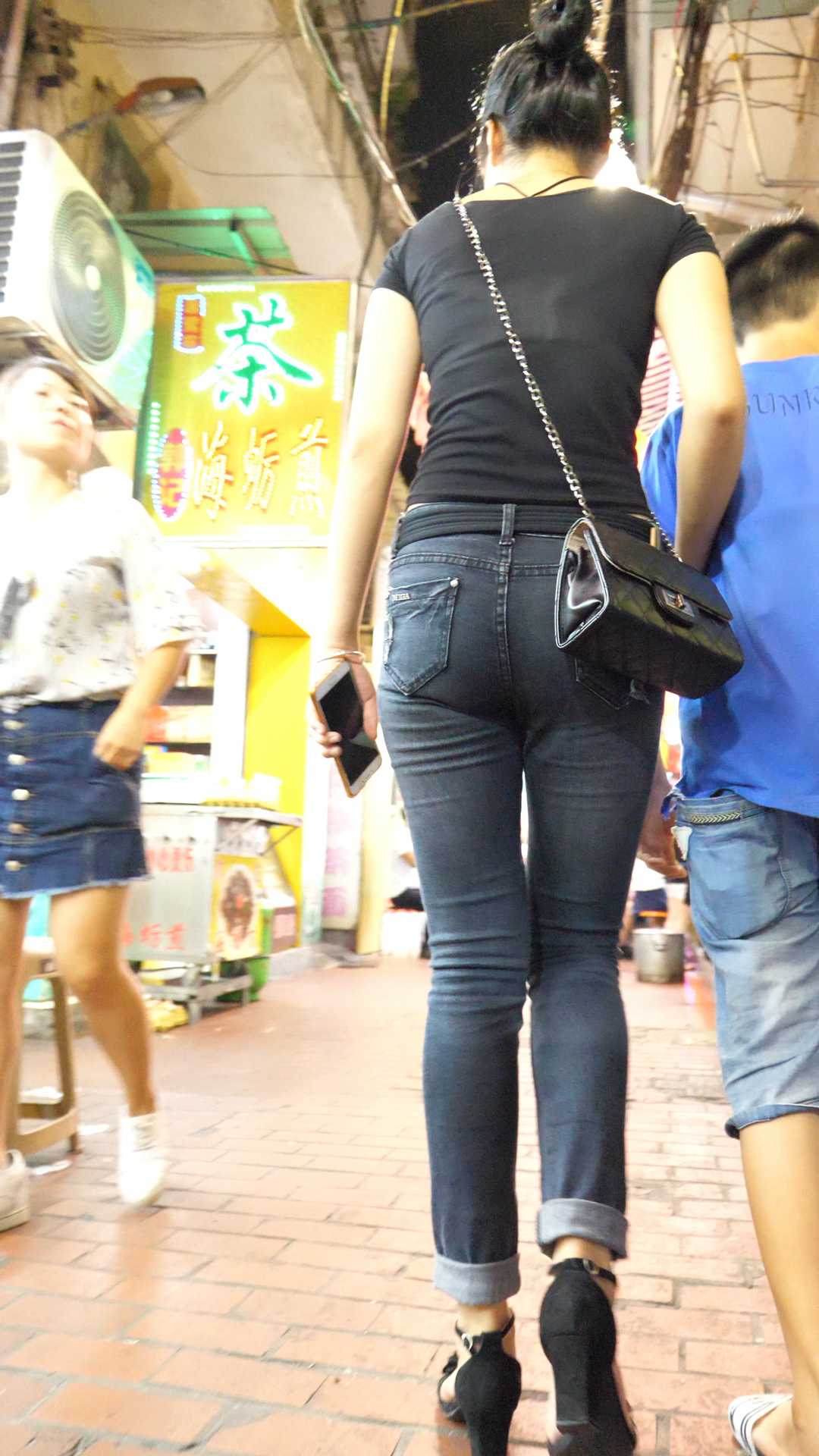 （图）高跟黑牛仔肥臀美女超会扭