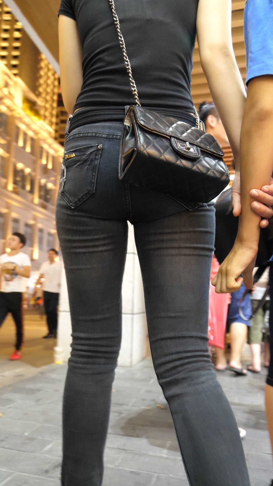 （图）高跟黑牛仔肥臀美女超会扭