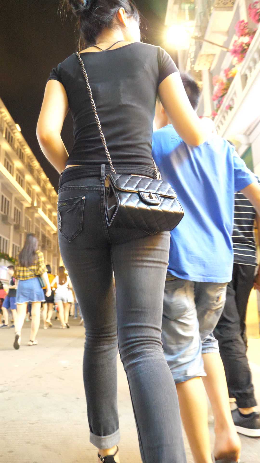 （图）高跟黑牛仔肥臀美女超会扭