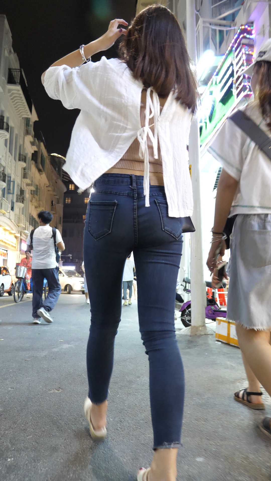 （图）蓝牛细腰紧身大宽臀美女