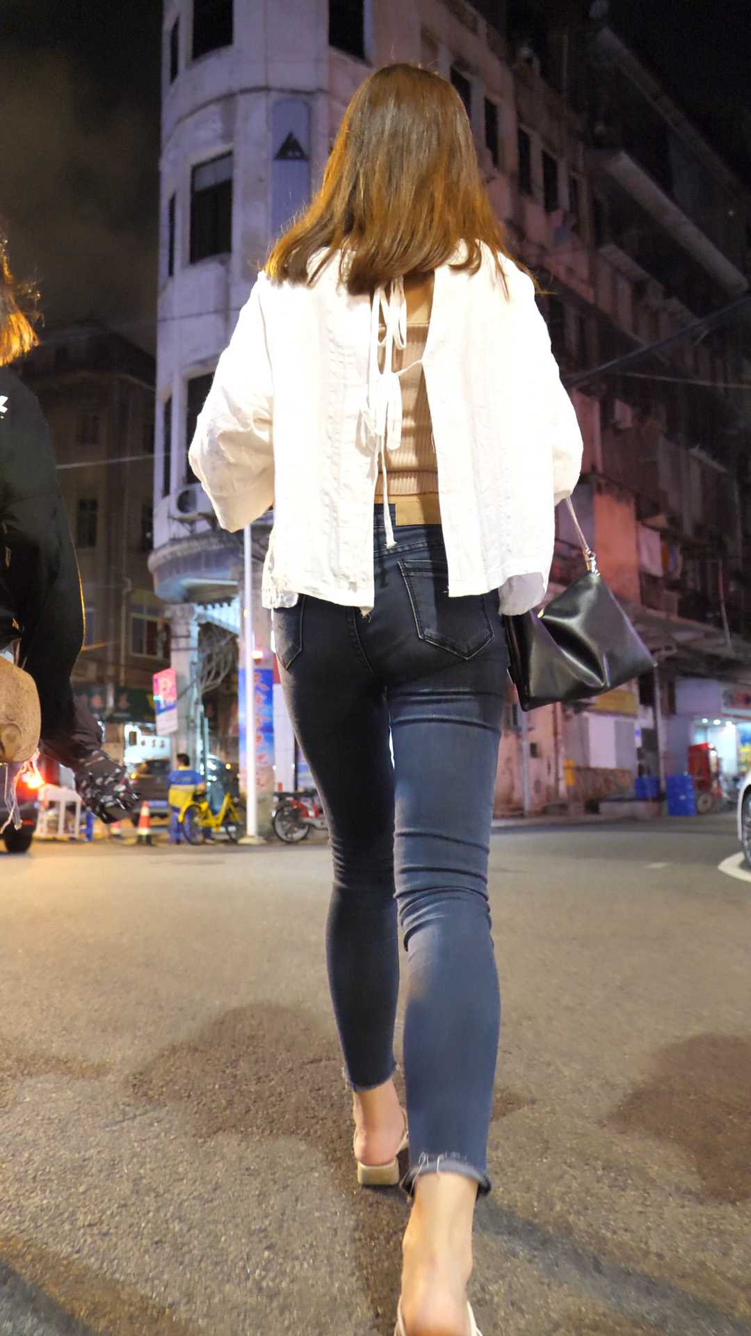 （图）蓝牛细腰紧身大宽臀美女