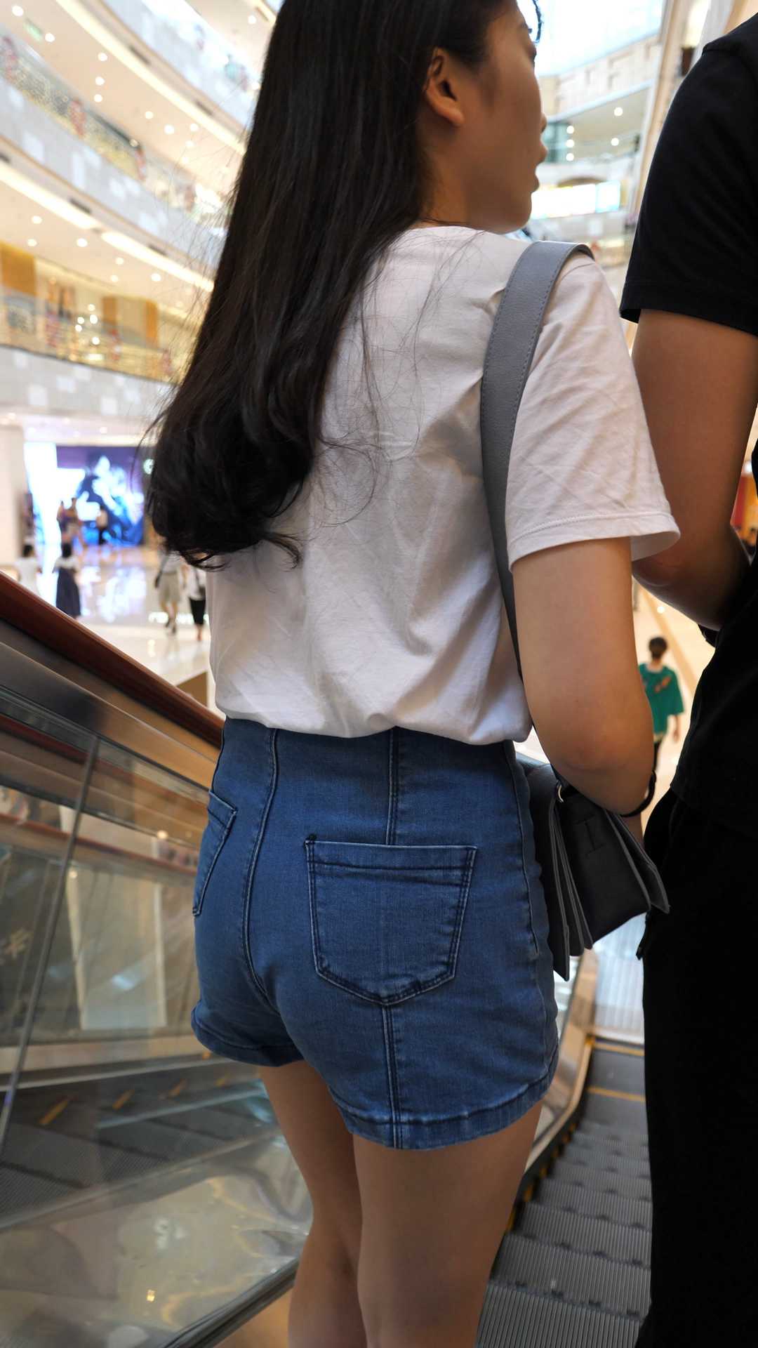 （图）牛仔短裤美腿长发美女