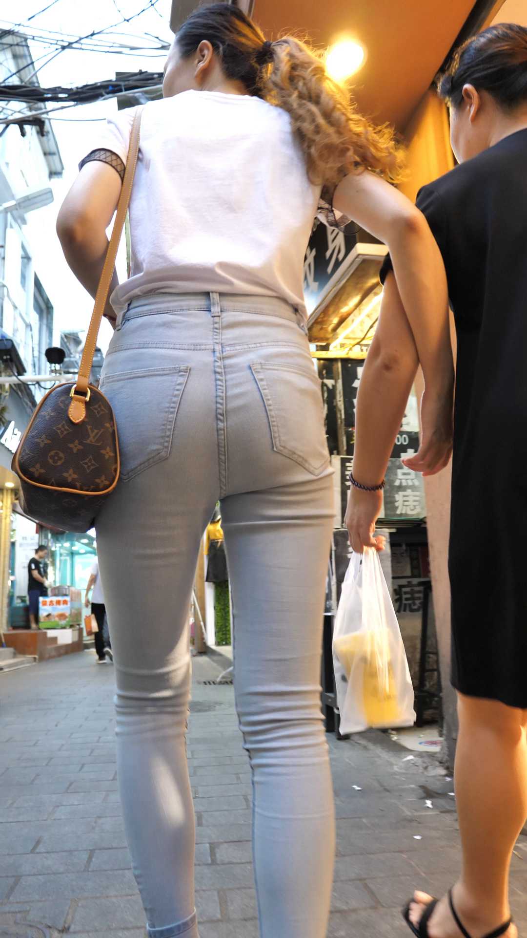 （图）高挑白牛仔细腰宽臀少妇