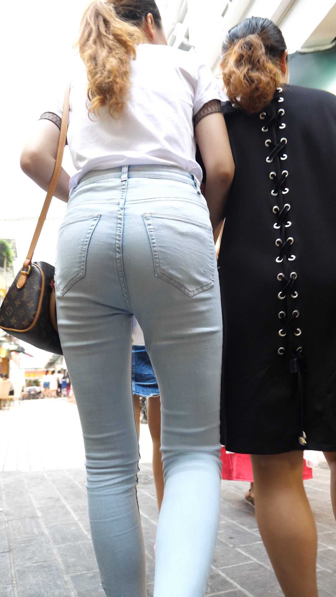 （图）高挑白牛仔细腰宽臀少妇