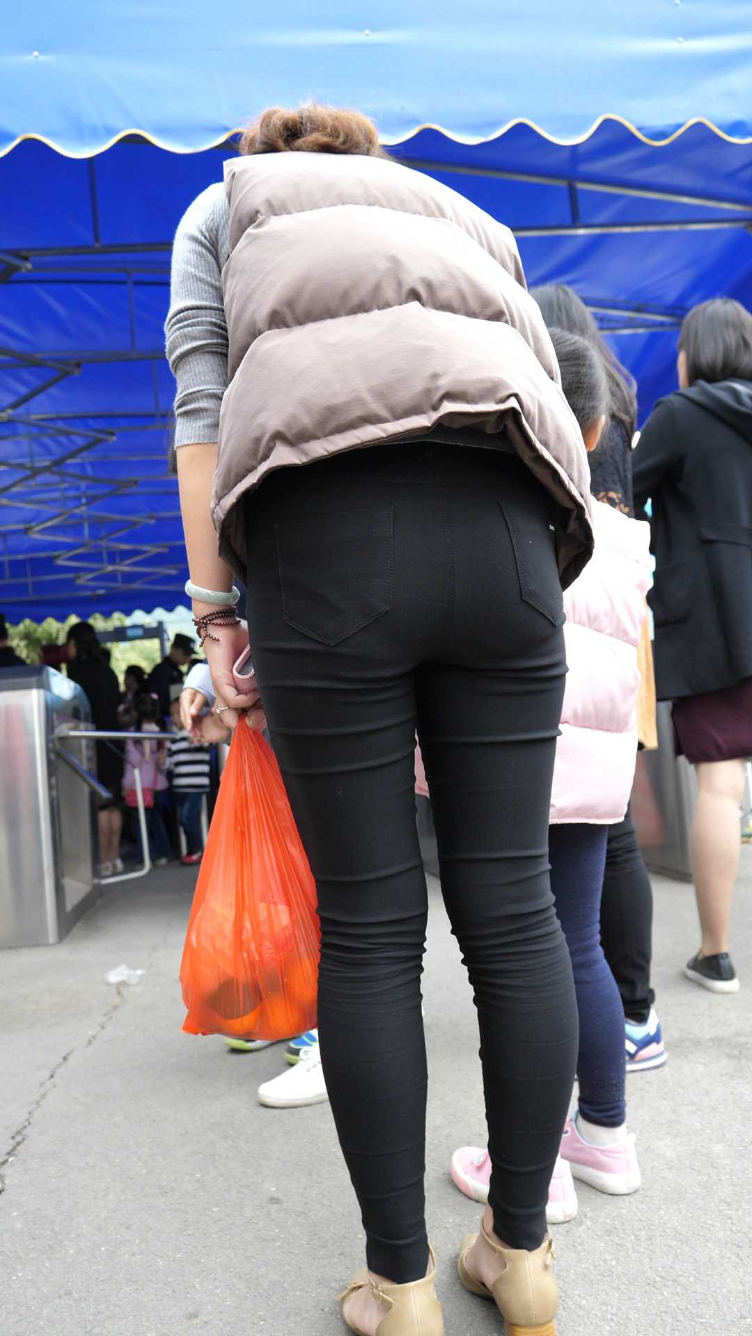 （图）黑裤大肥臀紧内痕熟女