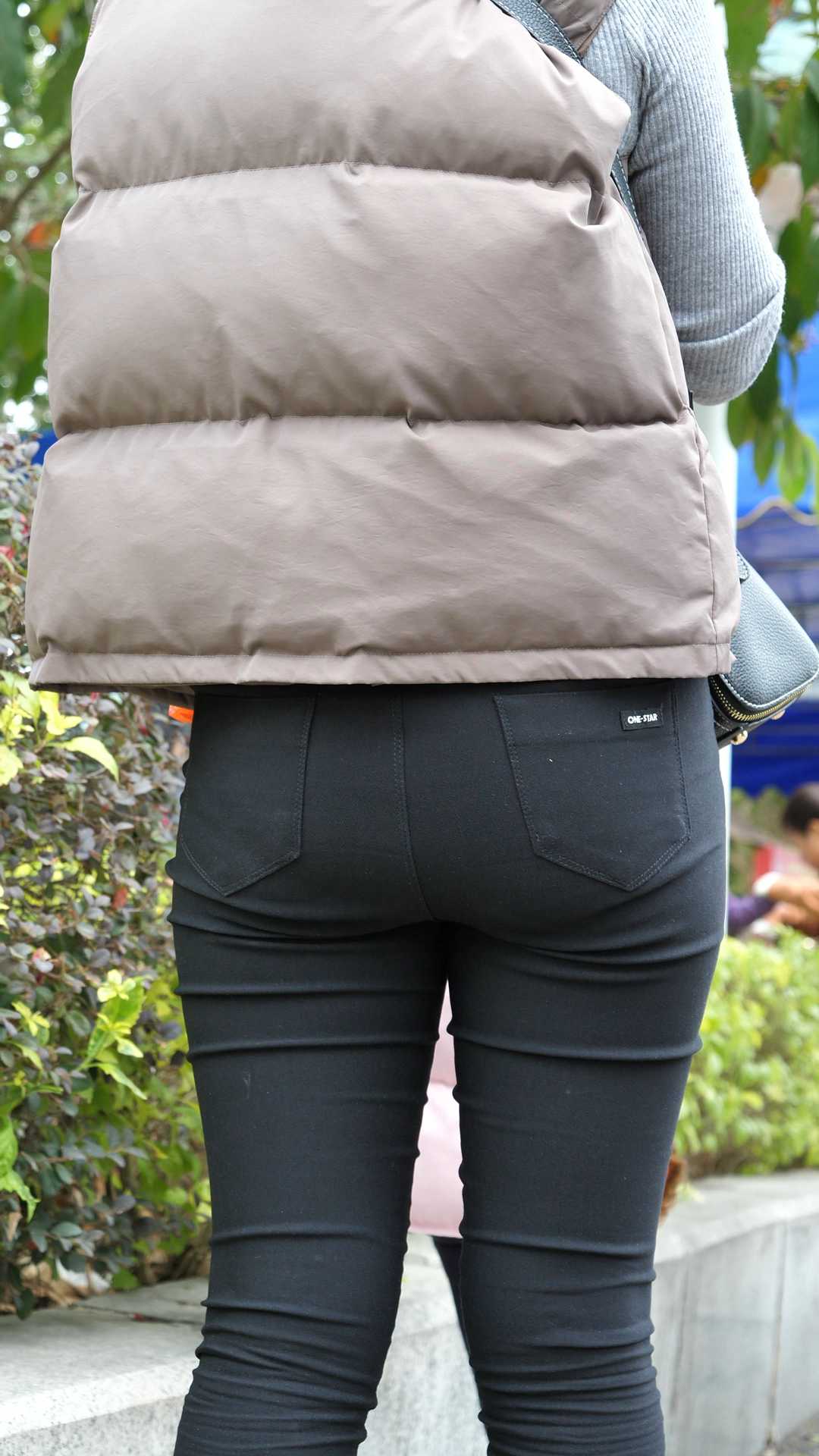 （图）黑裤大肥臀紧内痕熟女