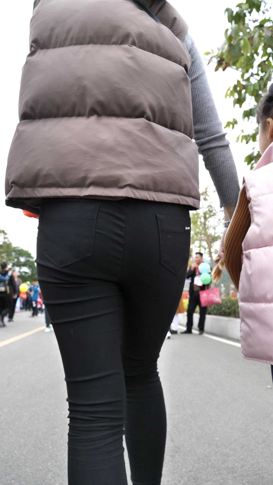 （图）黑裤大肥臀紧内痕熟女