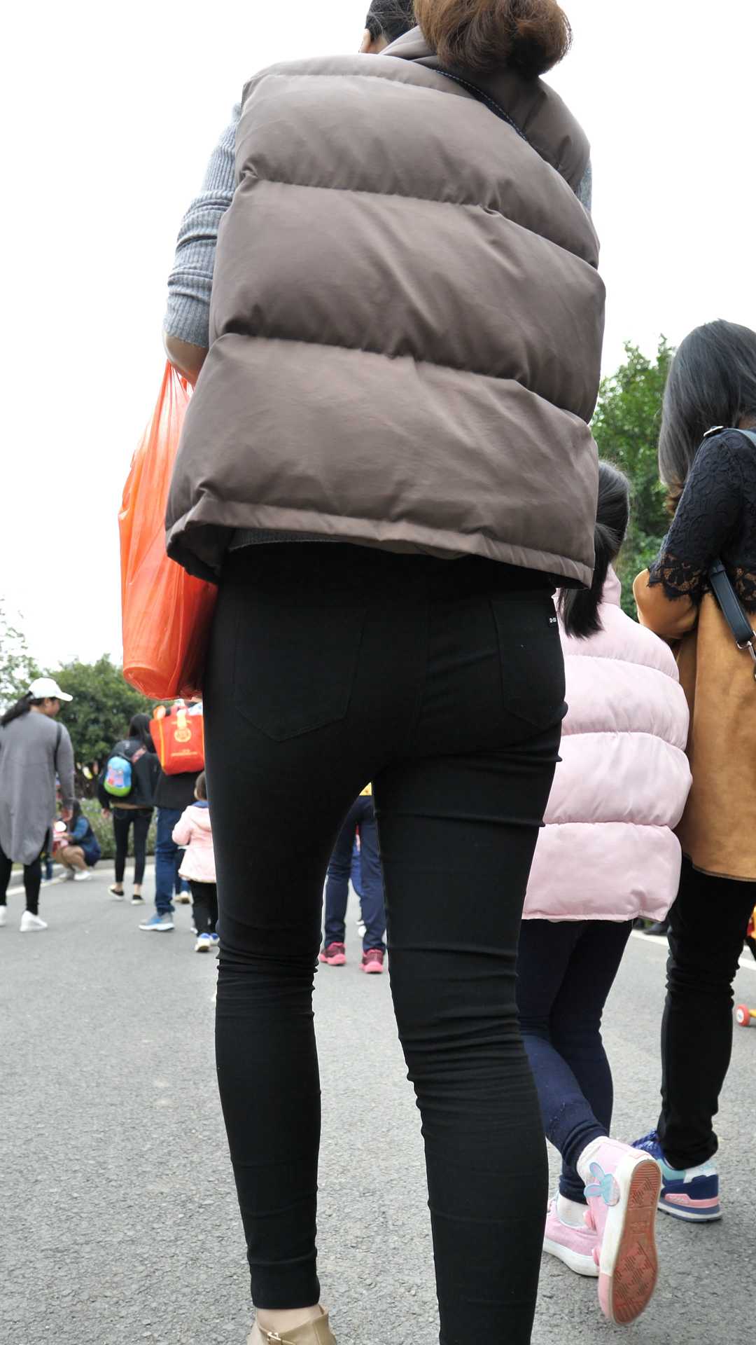 （图）黑裤大肥臀紧内痕熟女