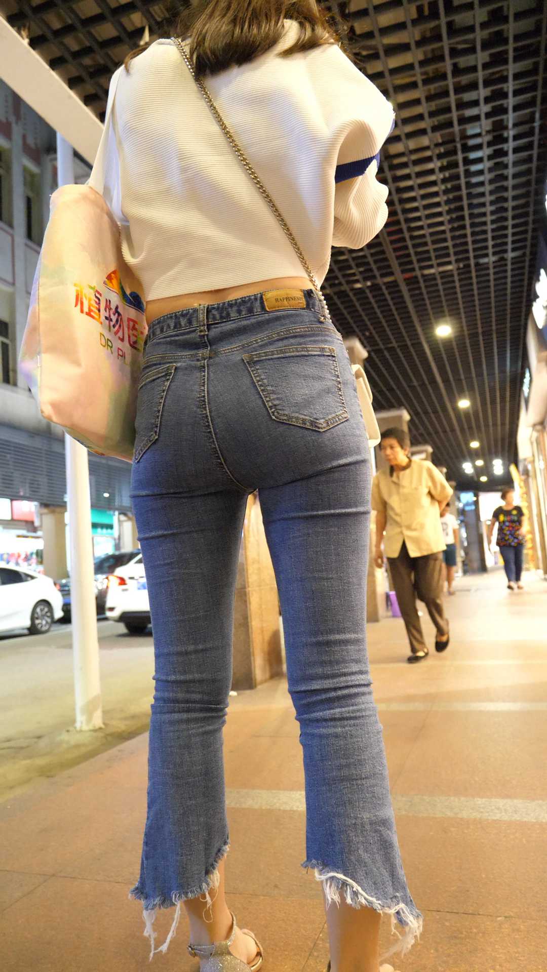 （图）细腰紧牛少见大宽臀走路超奇怪