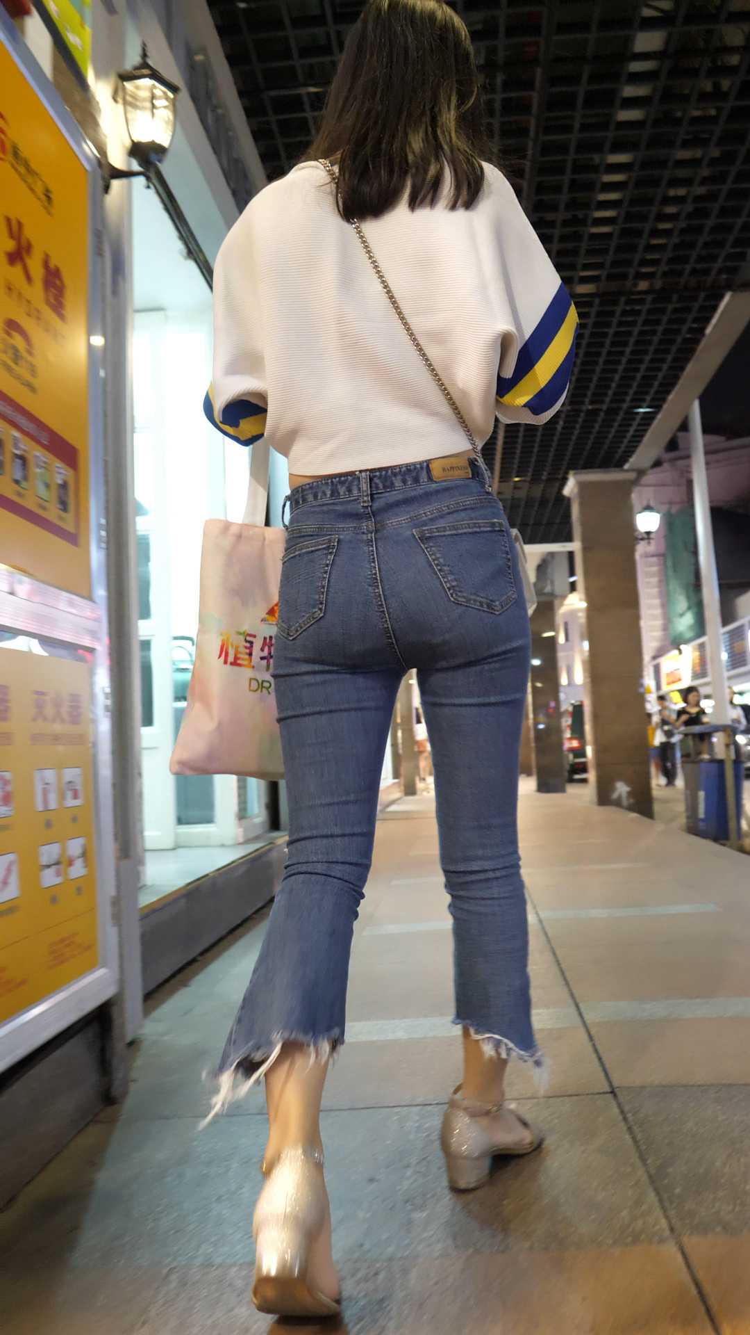 （图）细腰紧牛少见大宽臀走路超奇怪