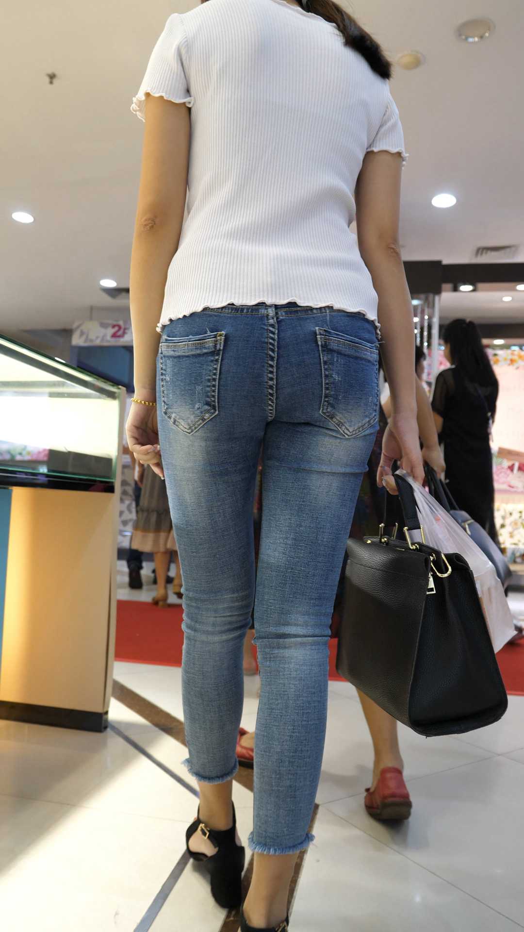 （图）商场牛仔细长腿少女