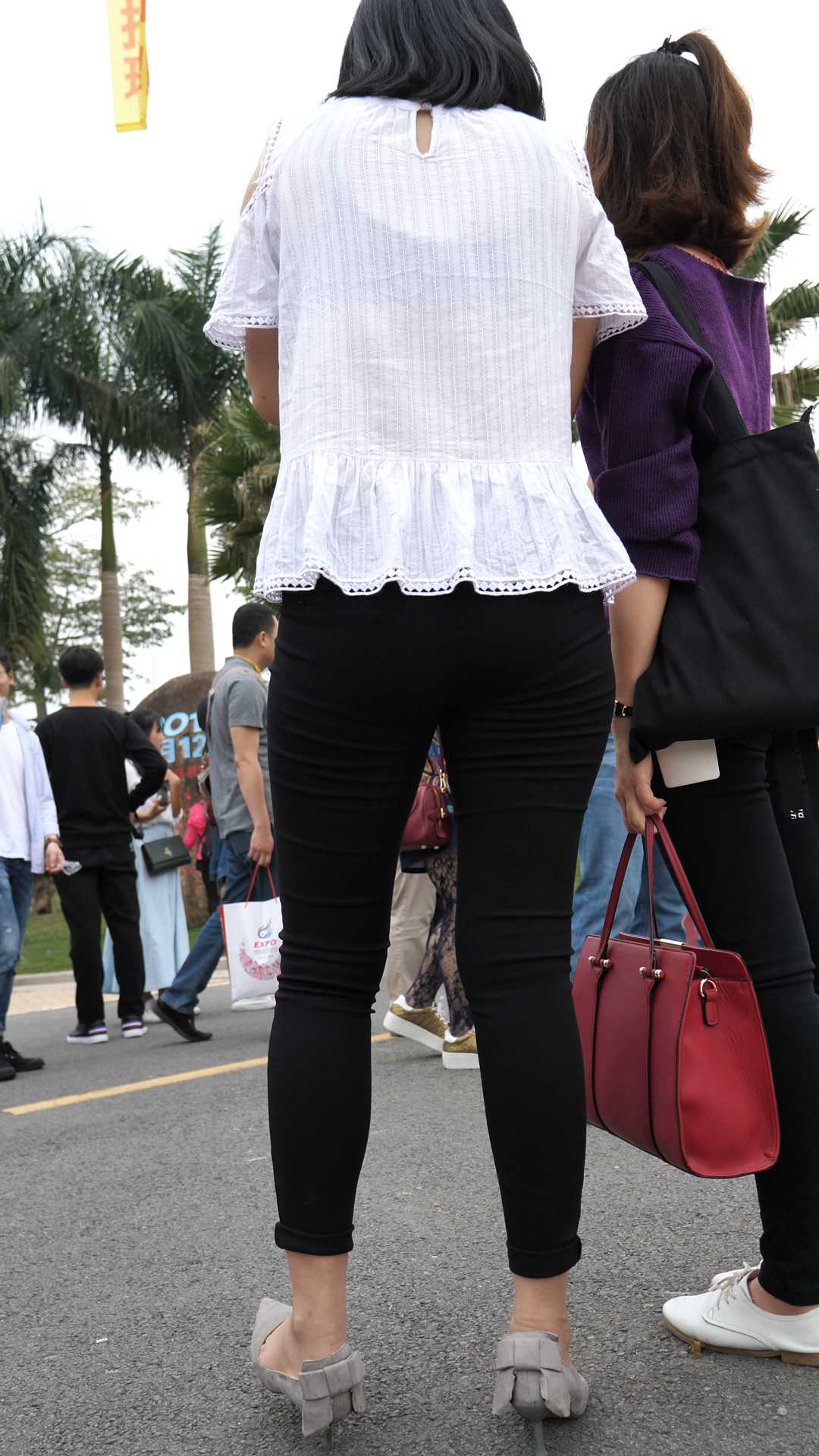 （图）紧身黑裤大肥臀熟女