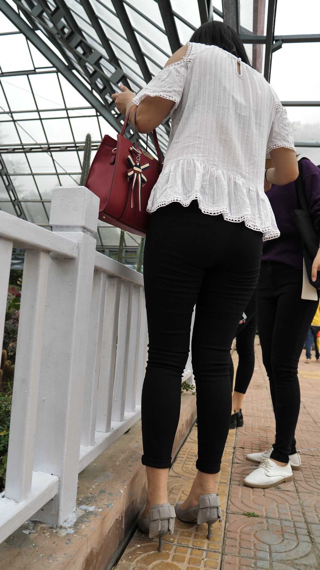 （图）紧身黑裤大肥臀熟女