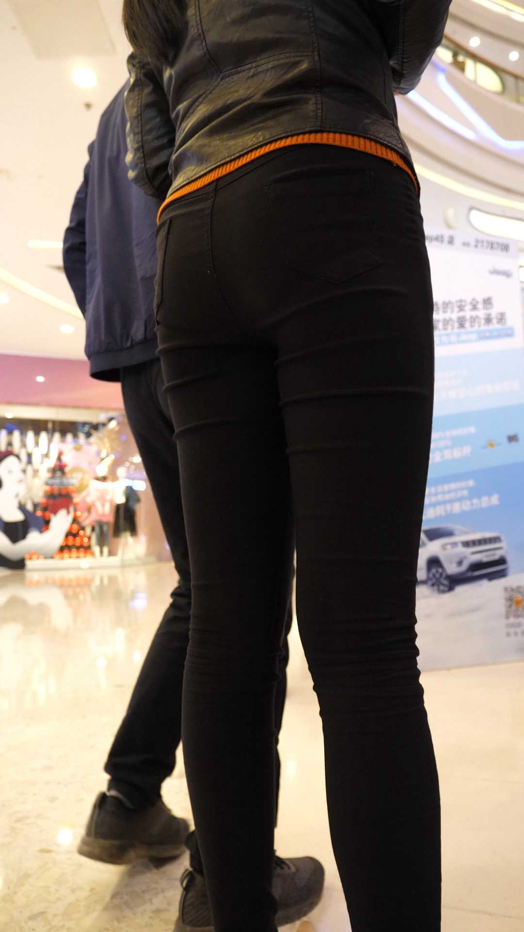 （图）商场打底裤紧臀少妇