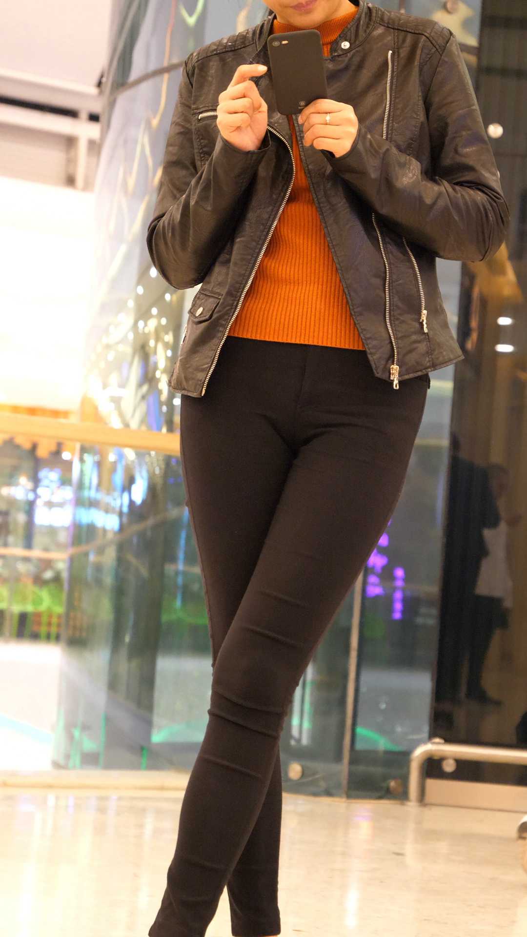 （图）商场打底裤紧臀少妇