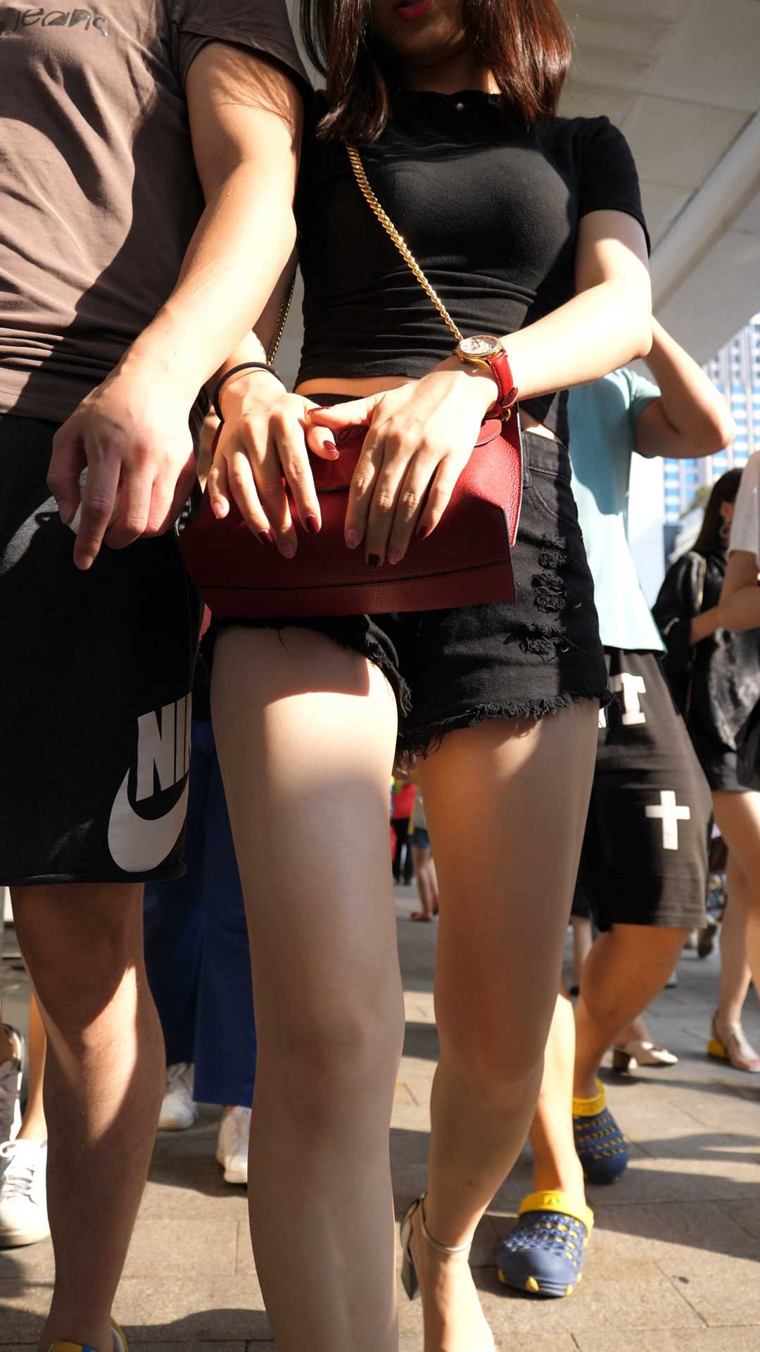 （图）高跟牛仔短裤大宽臀蛇腰女神