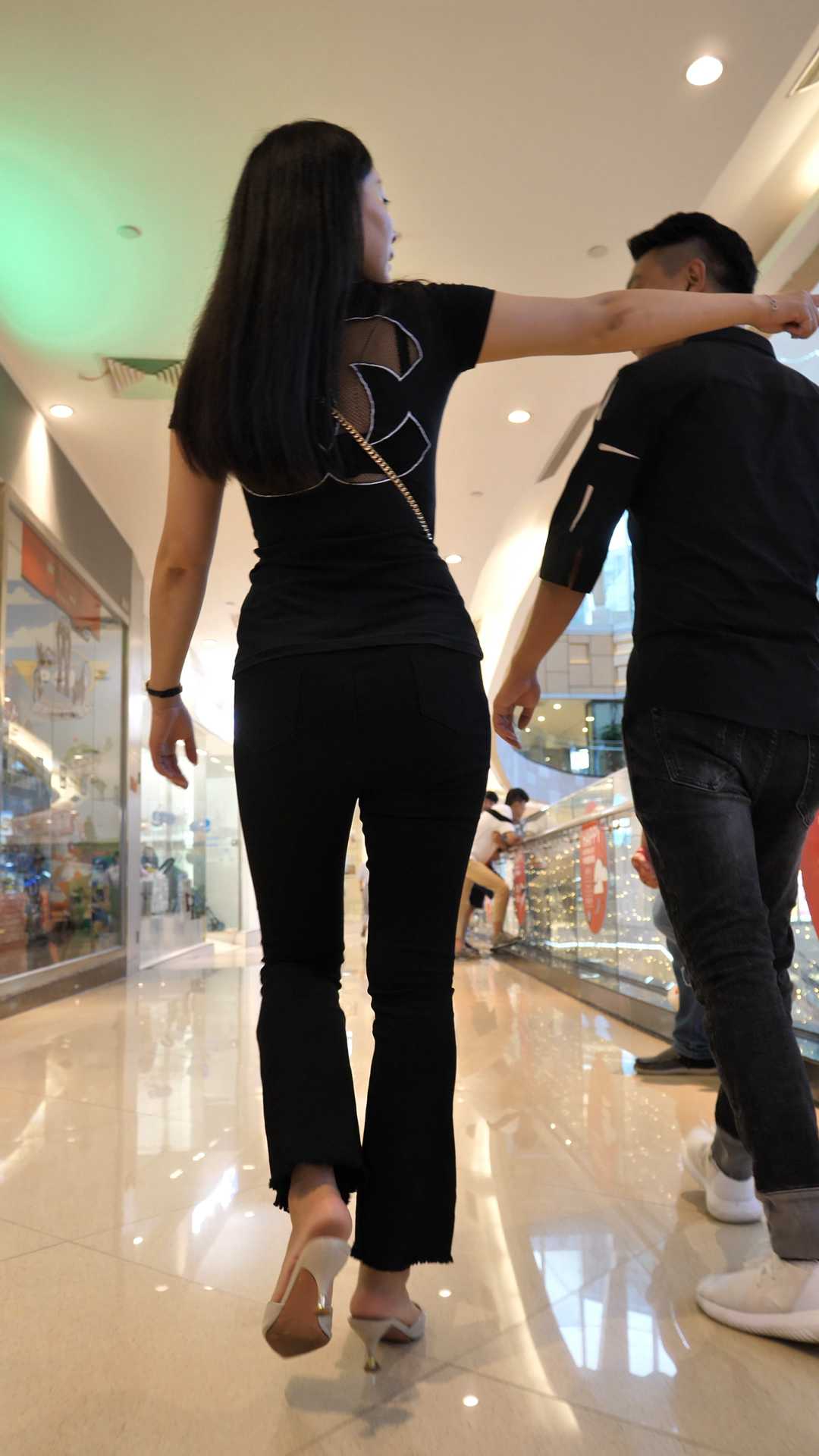 （图）紧身黑裤翘臀长发少妇