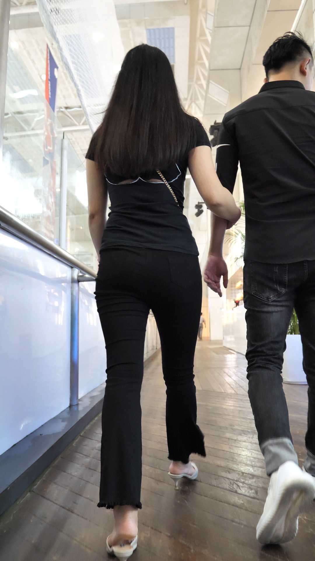 （图）紧身黑裤翘臀长发少妇