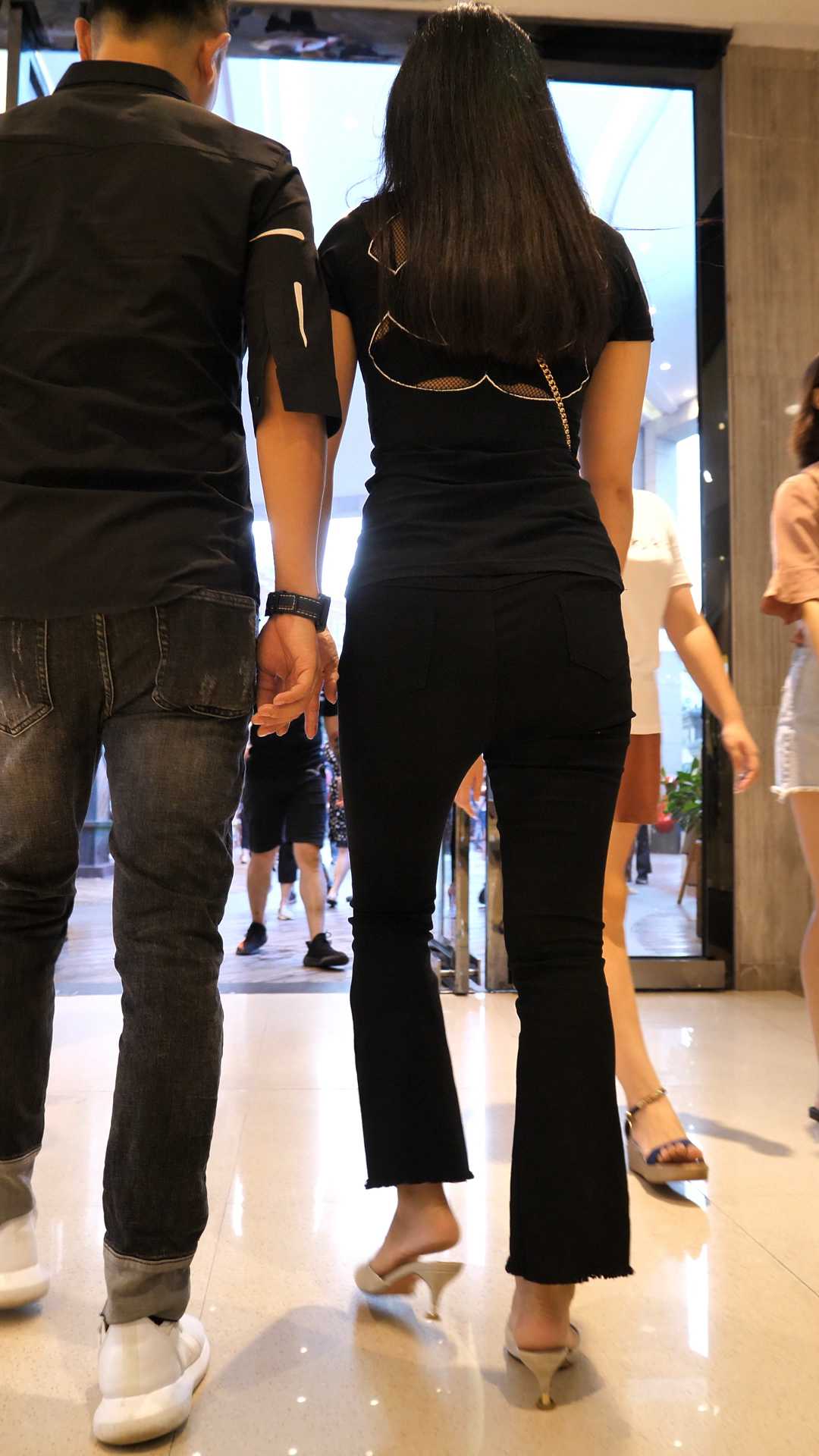 （图）紧身黑裤翘臀长发少妇